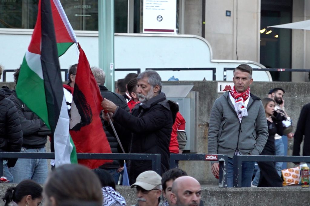 Links die Palästina-Demo, rechts die VfB-Fans – es blieb friedlich