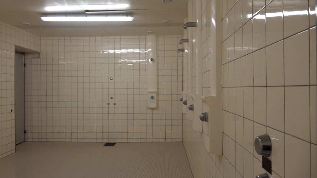 Wegen Handys oder aus Scham: Jugendliche verzichten nach dem Sport aufs Duschen