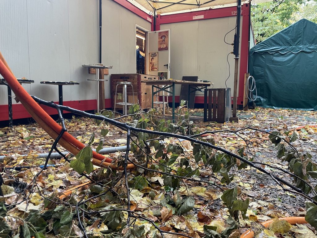 Zahlreiche Einsätze und eine leichtverletzte Person in Basel nach Sturm