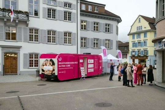 «Jede Frau soll gut informiert sein»: Ein pinker Würfel für die Früherkennung