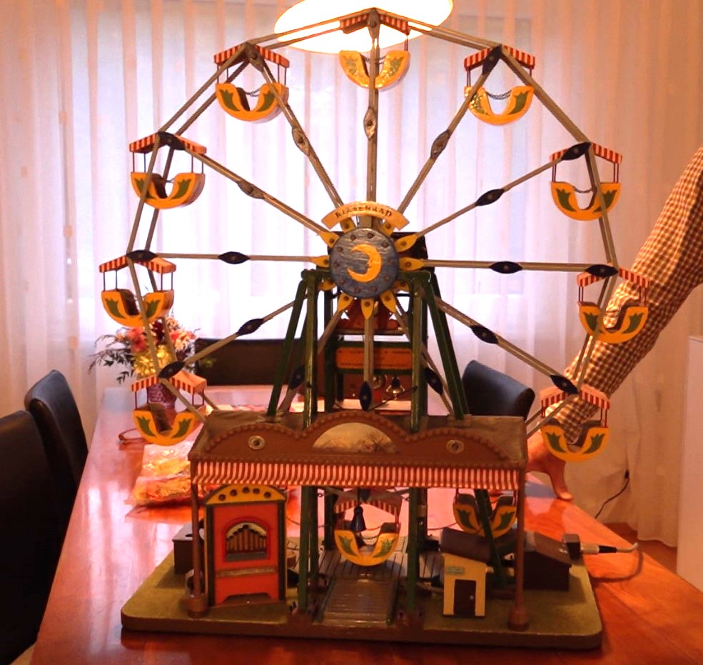 Wie aus CD-Playern und Handmixern die Herbstmesse in Miniatur entsteht