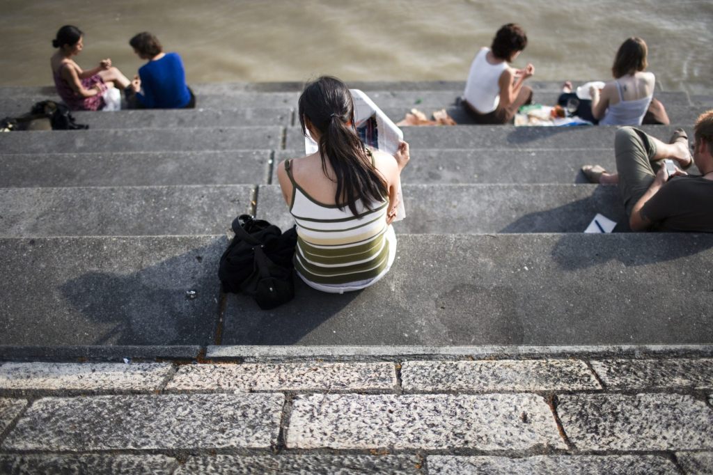 Junge Erwachsene halten sich eng an eigene Familie