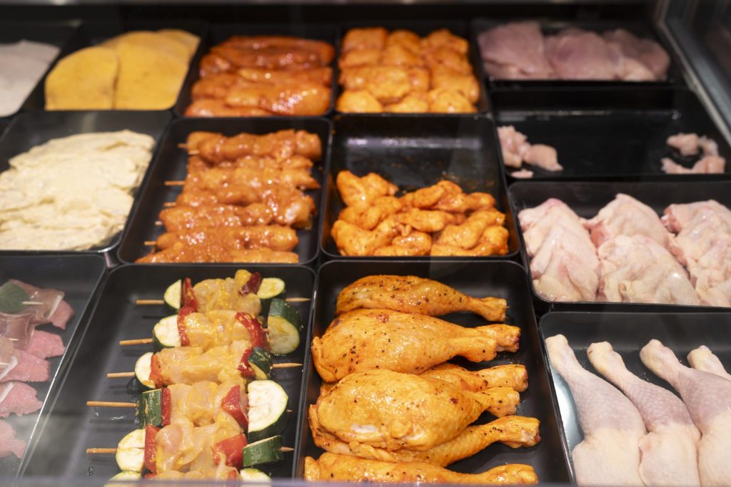 Migros prüft nachhaltigere Pouletproduktion