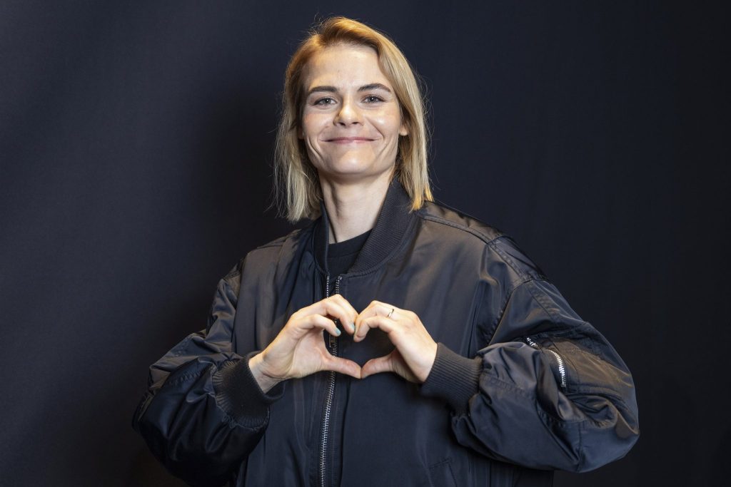 Hazel Brugger mit Comedy-Bambi geehrt