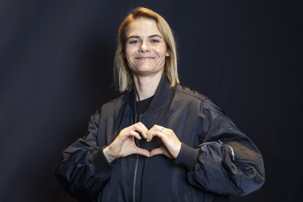 Hazel Brugger mit Comedy-Bambi geehrt