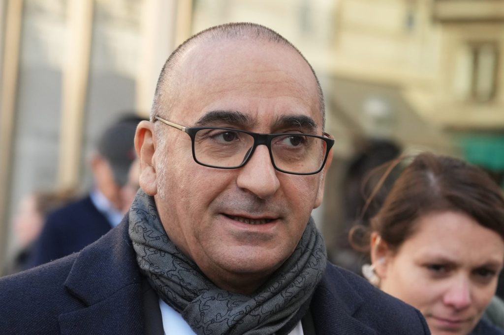 Louvre-Juwelen: Innenminister gibt Hoffnung nicht auf