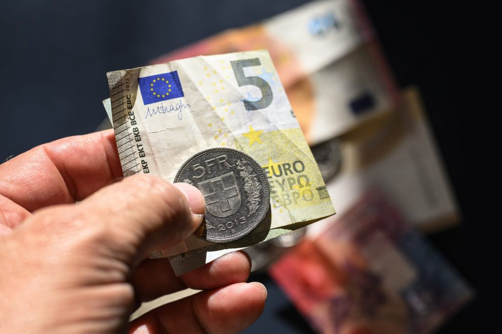 Euro fällt zum Franken auf neues Allzeittief