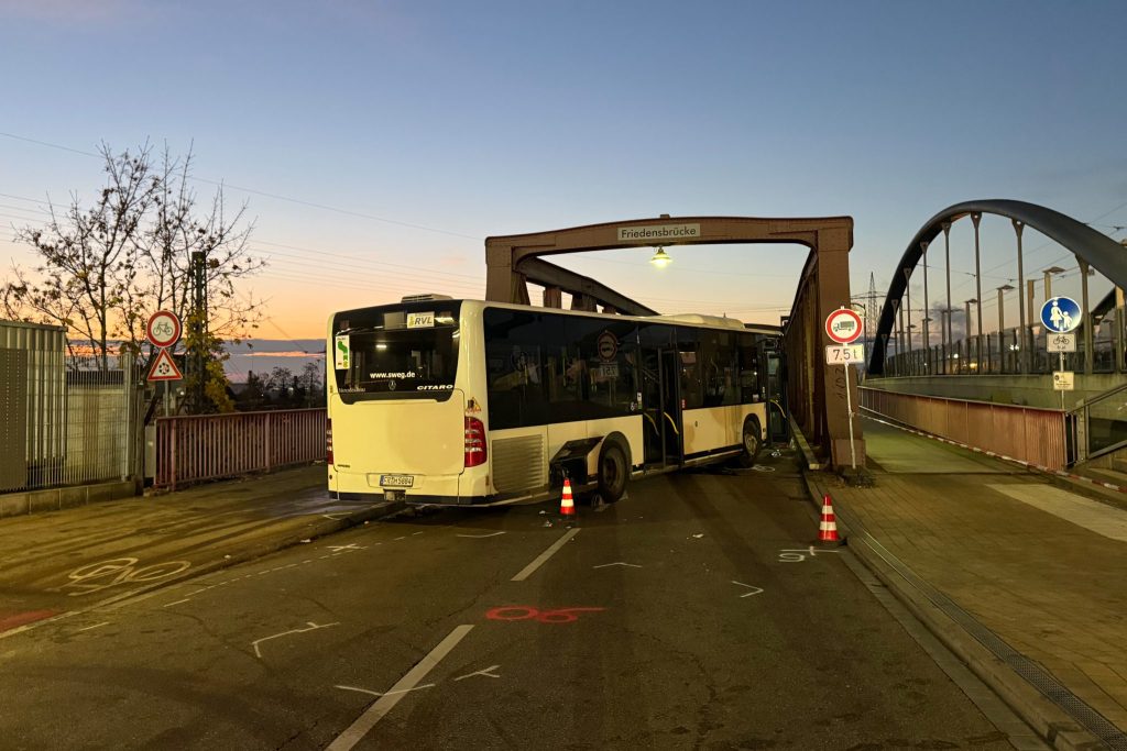 Bus erfasst in Weil am Rhein Autos und Passanten &#8211; eine Frau stirbt