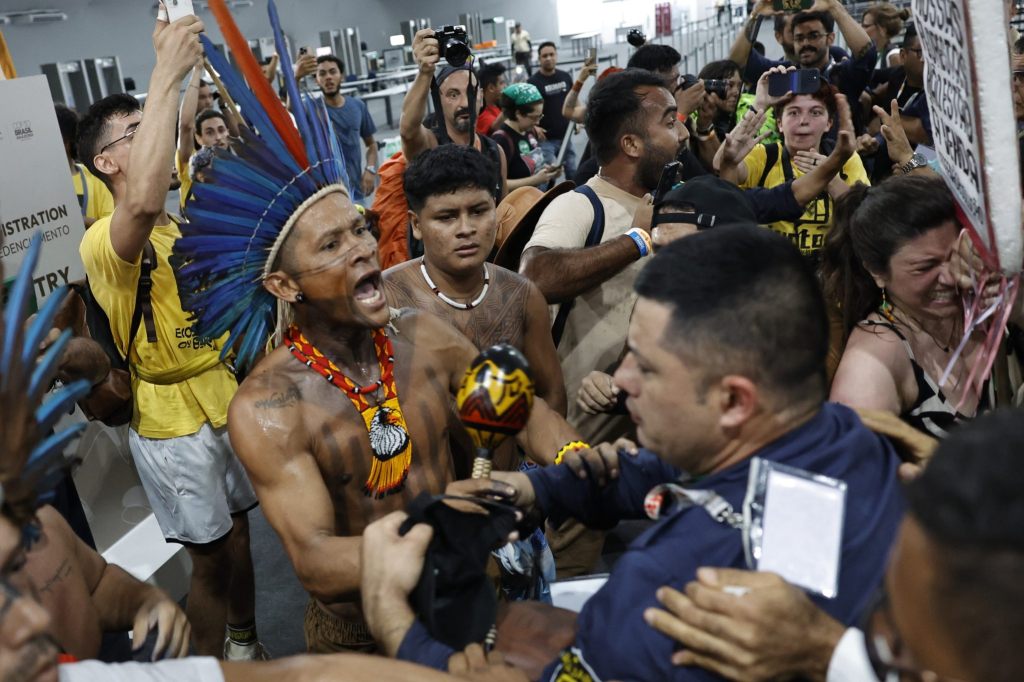 Indigene Aktivisten stürmen Gelände der Klimakonferenz