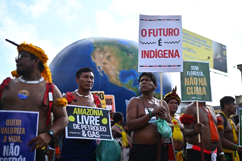 Klimagipfel in Brasilien: Tausende gehen auf die Strasse