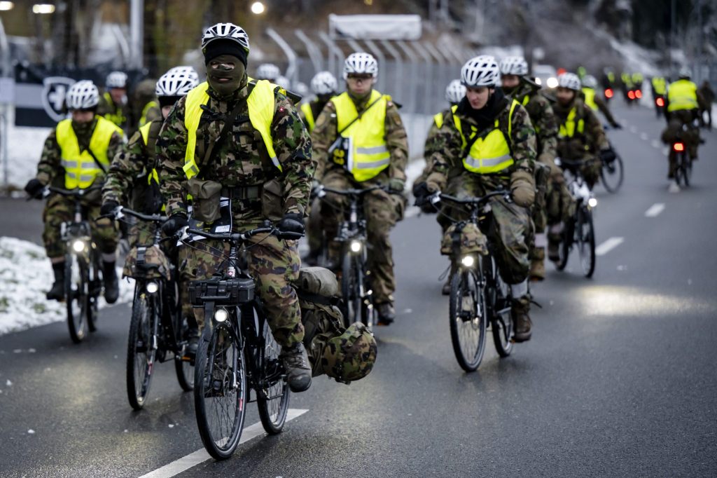 Schweizer Soldaten testen Widerstandsfähigkeit bei Armeewettkampf
