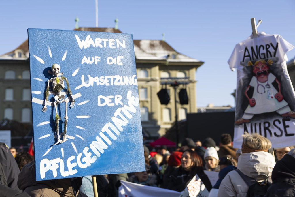 Gesundheitspersonal demonstriert in Bern für starke Pflege