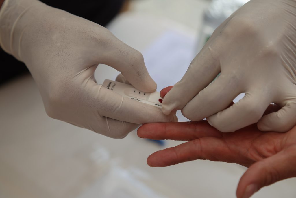 Kürzungen bei HIV treffen laut Stiftung Frauen und Kinder besonders