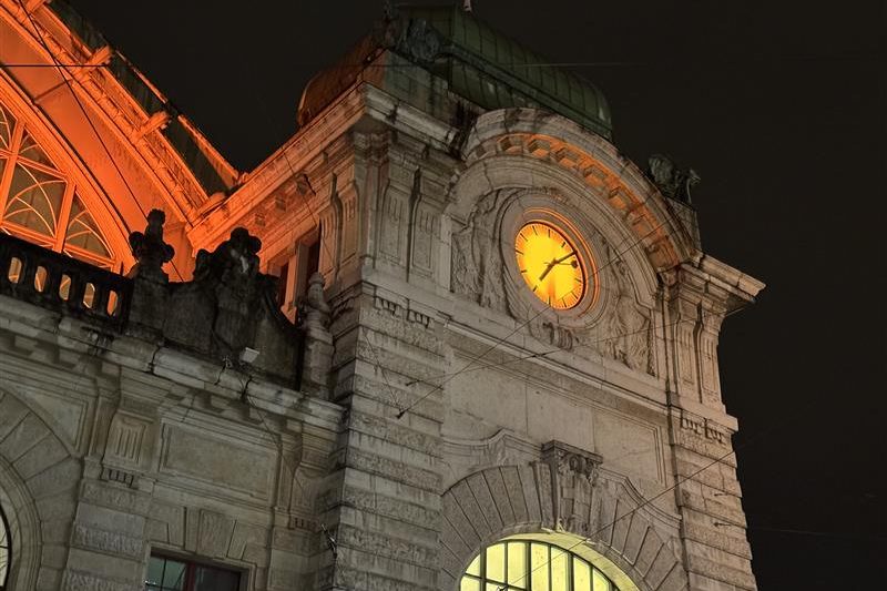 Basel leuchtet orange: Symbol für Hoffnung und eine gewaltfreie Zukunft
