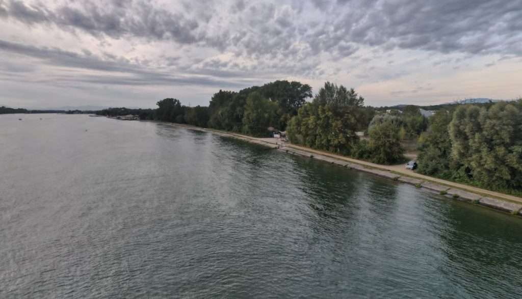 Senior (†81) lenkt Auto in Rhein und ertrinkt