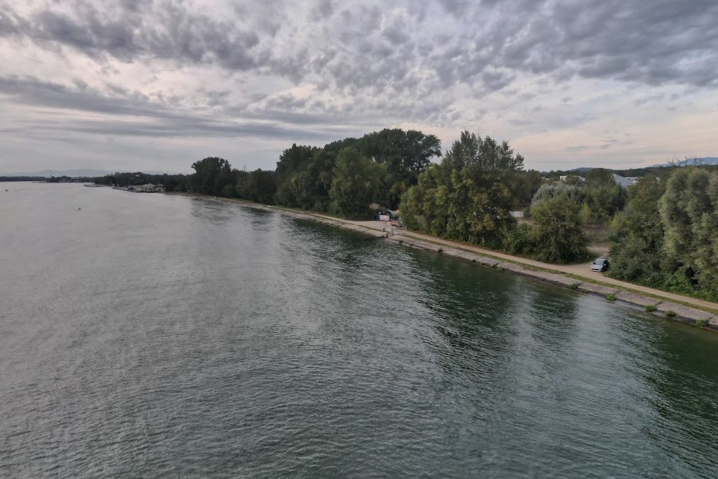 Senior (†81) lenkt Auto in Rhein und ertrinkt