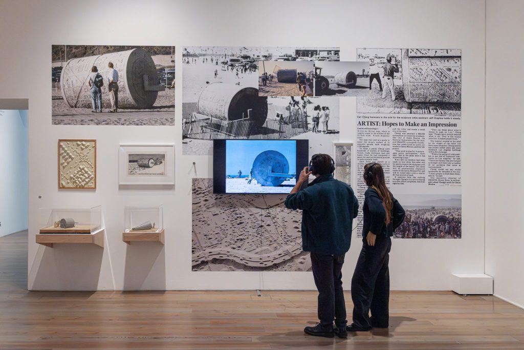 Naturmaschinen und Sand-Reliefs von Carl Cheng im Museum Tinguely