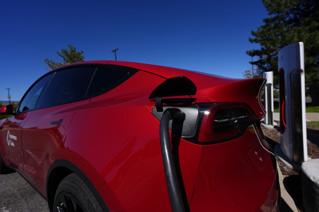 Tesla bringt abgespecktes Model 3 in die Schweiz