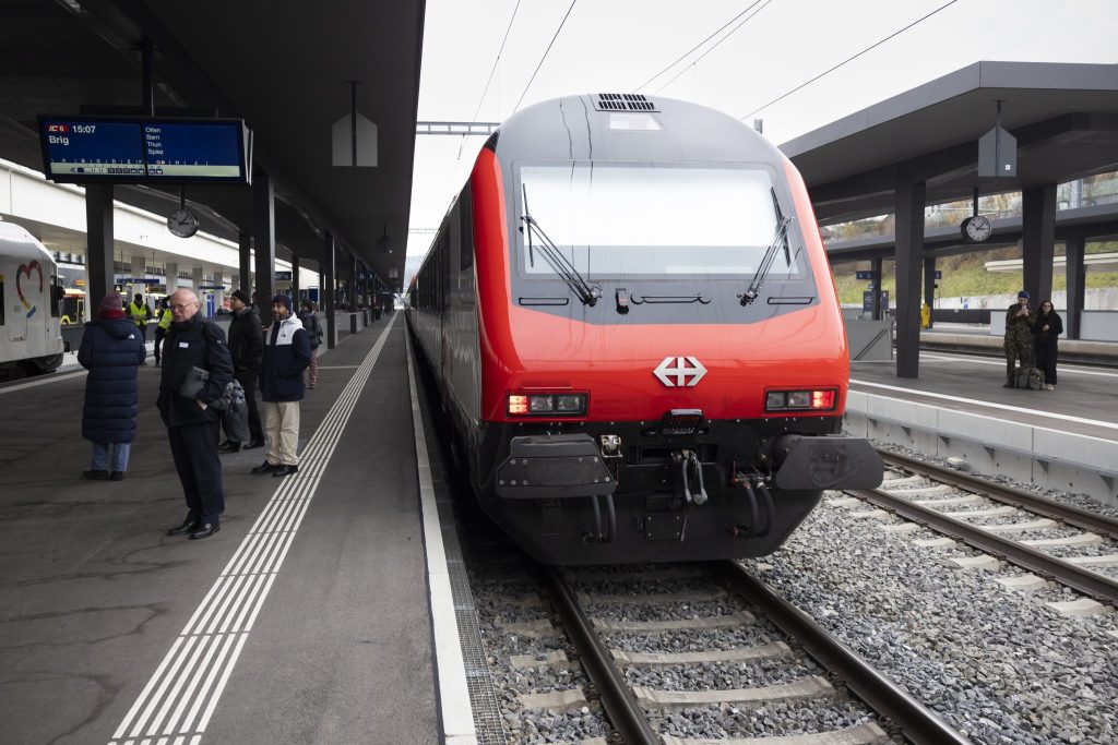 SBB-Schnellzug fährt über Betonplatte in Aarau