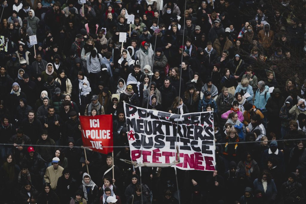 Hunderte gehen in Lausanne gegen Polizeigewalt auf die Strasse