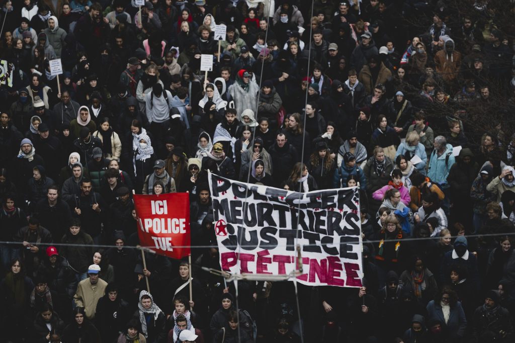 Hunderte gehen in Lausanne gegen Polizeigewalt auf die Strasse