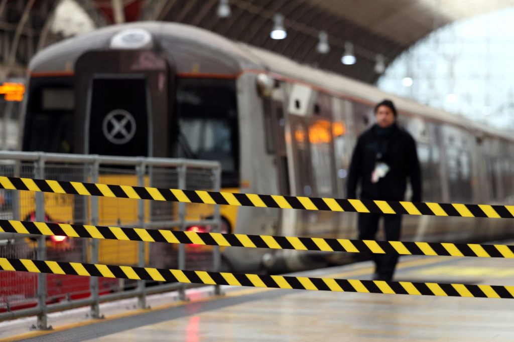 Kofferraub am Flughafen London-Heathrow fordert 21 Verletzte