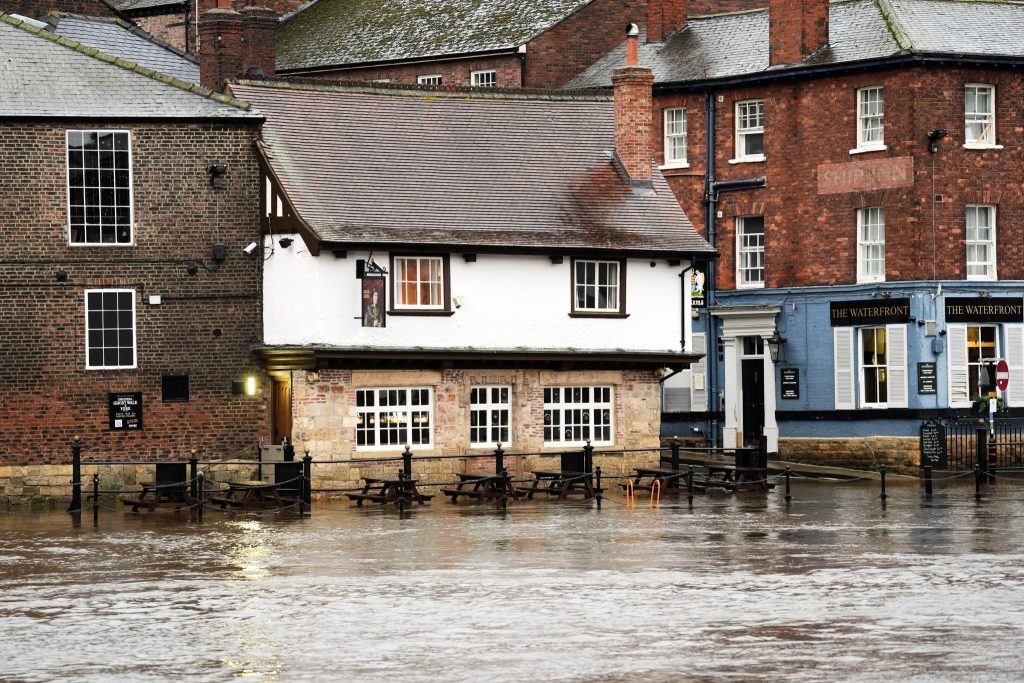 In Irland und Grossbritannien kommt es zu Überflutungen und Stromausfällen