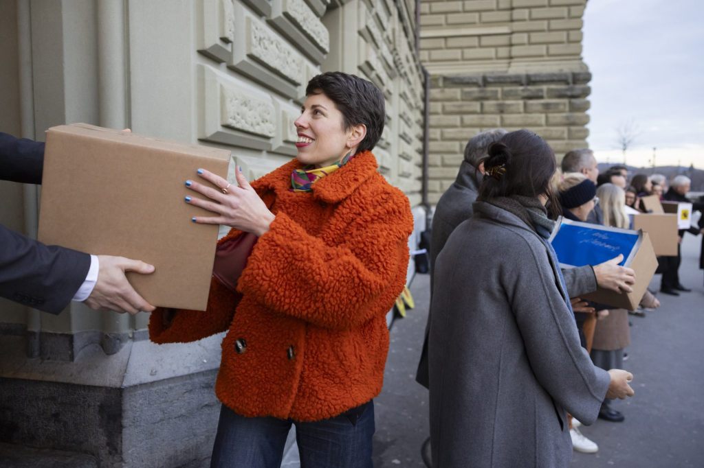 Die Grünen Schweiz reichen die Solarinitiative ein
