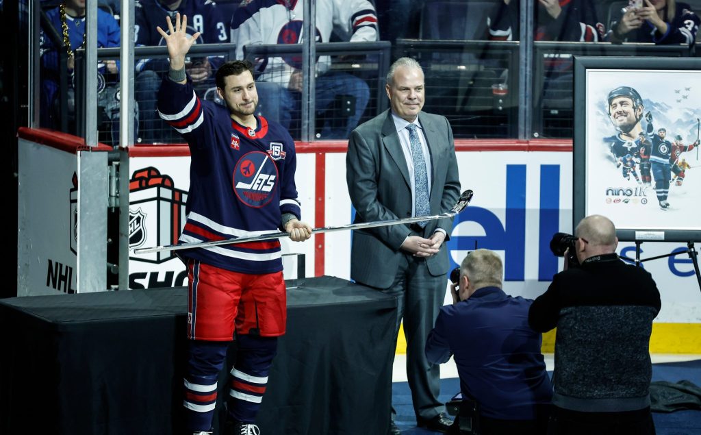 Nino Niederreiter gewinnt mit den Jets in seinem 1000. Spiel