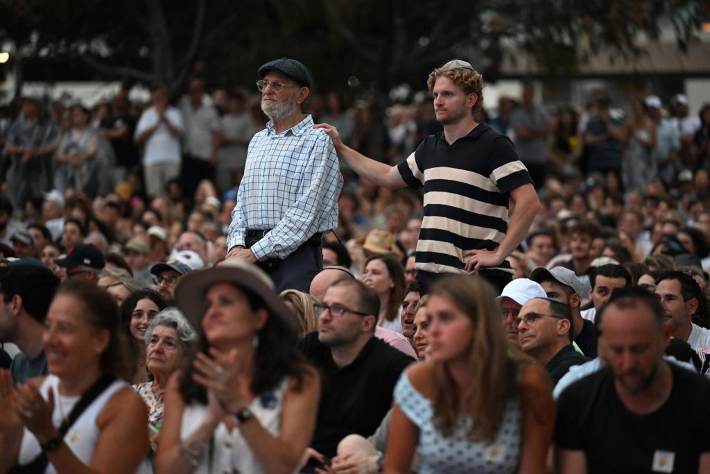 Tausende gedenken am Bondi Beach der Opfer und fordern Aufklärung
