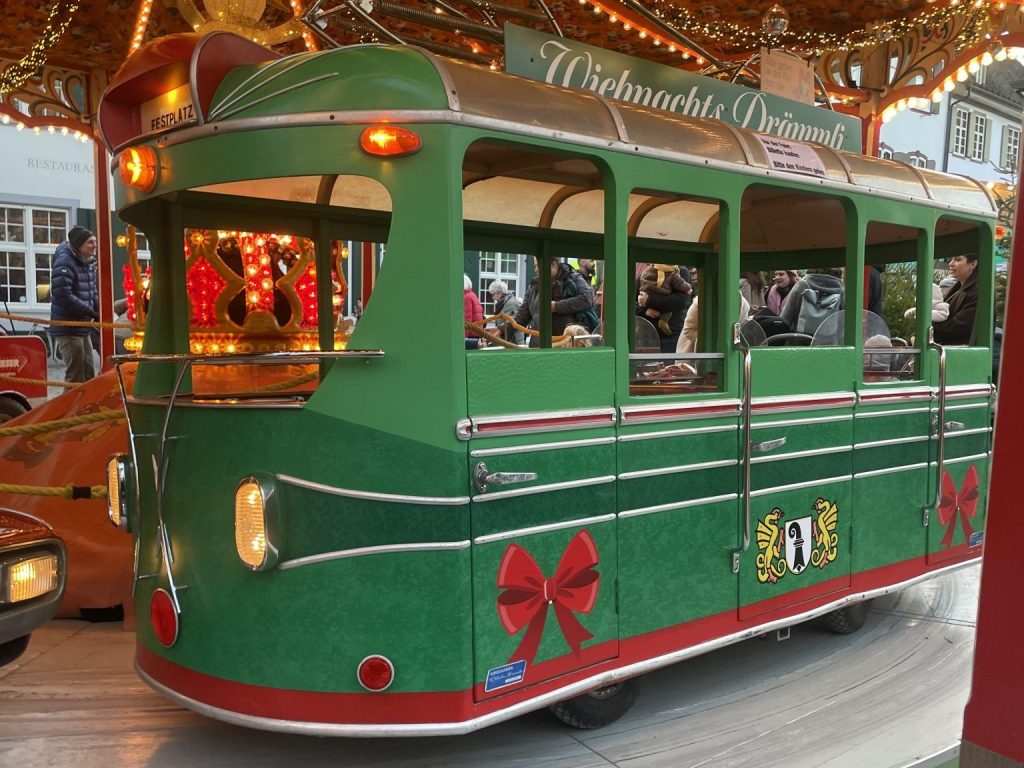 Weihnachts-Drämmli auf dem Münsterplatz bringt Kinderaugen zum Leuchten