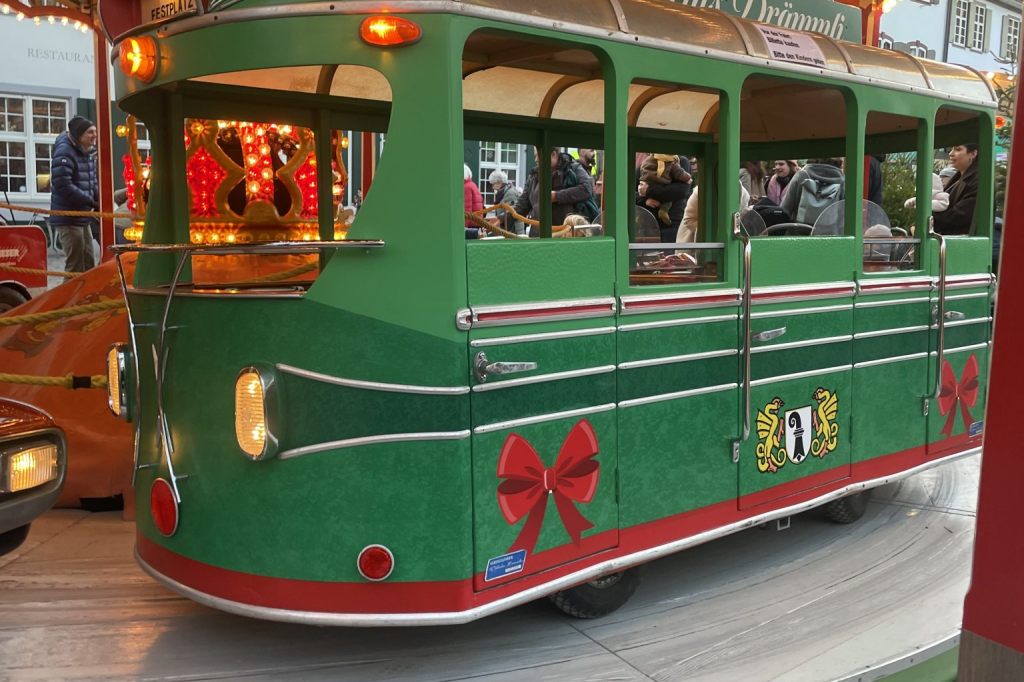 Weihnachts-Drämmli auf dem Münsterplatz bringt Kinderaugen zum Leuchten