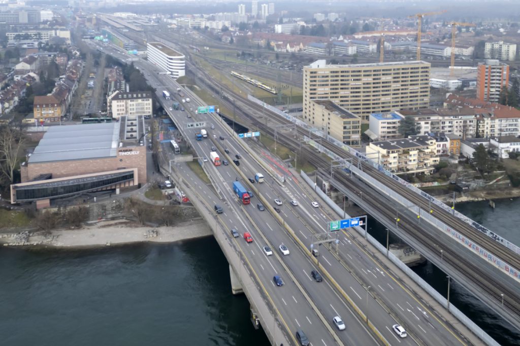 Stahlplatte beschädigt auf A2 Fahrzeuge und löst Stau aus