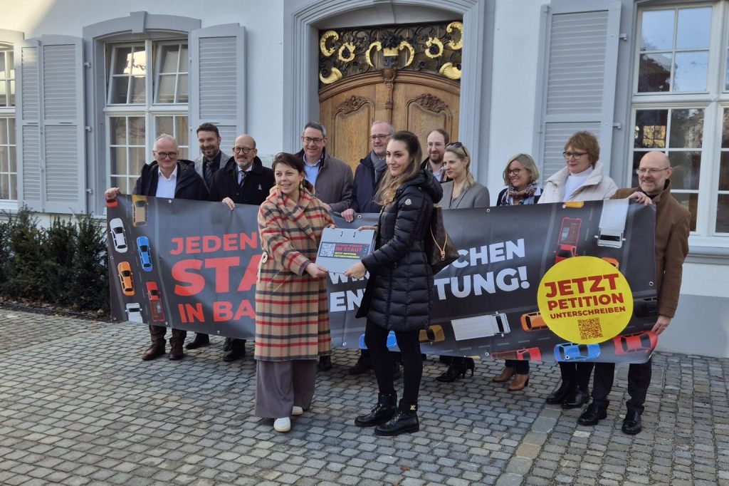 Petition «Schluss mit dem Stau» offiziell an den Landrat übergeben