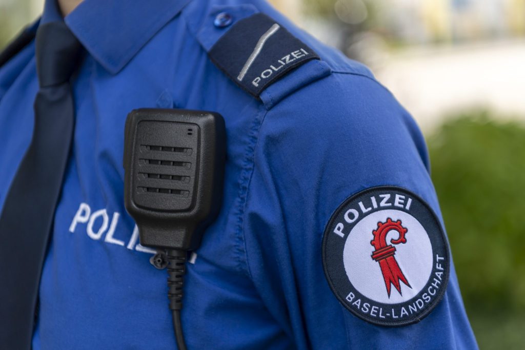 Schusswaffeneinsatz bei Augst: Eine Person stirbt nach Flucht mit gestohlenen Autos