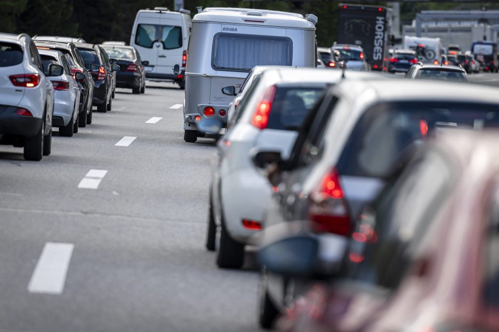 Langer Stau vor dem Gotthard-Tunnel Richtung Norden