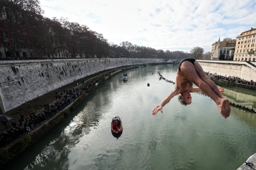 Ein Sprung ins kalte Wasser: So wird in Rom das neue Jahr gefeiert