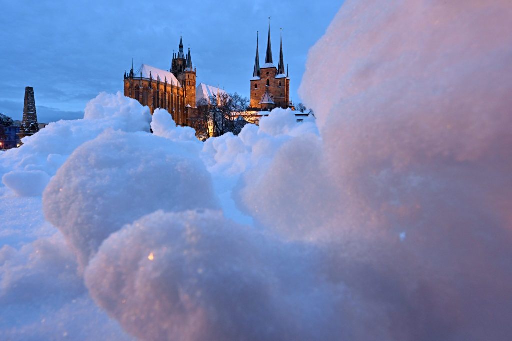 Wintersturm Elli kleidet Deutschland in ein weisses Kleid