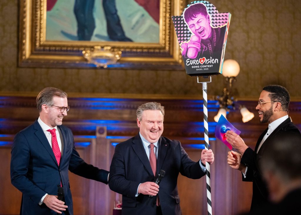 Conradin Cramer übergibt den ESC an Wien