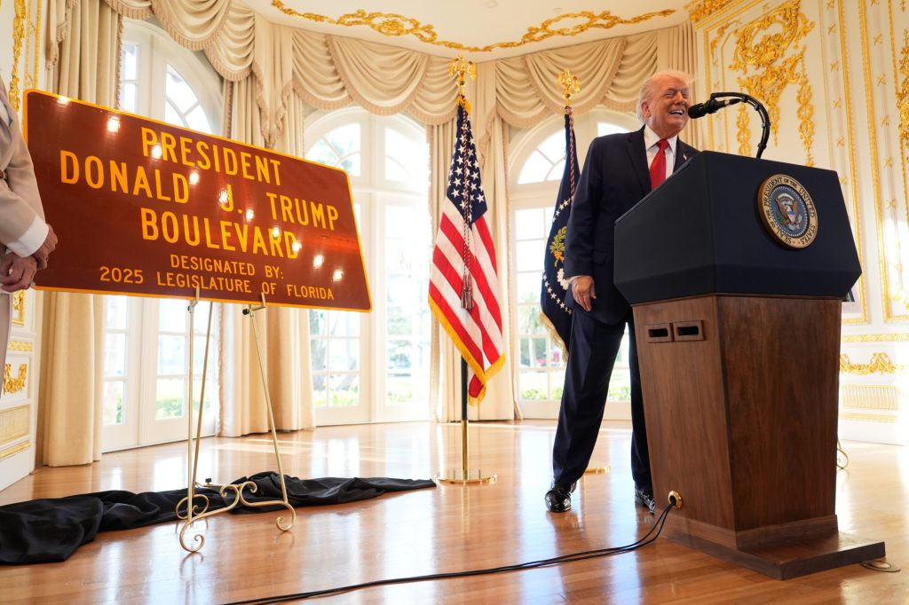 Boulevard zu Trumps Privatanwesen in Florida nach ihm benannt