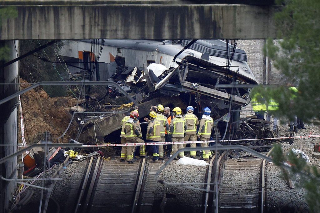 In Spanien stürzt eine Stützmauer auf einen Nahverkehrszug