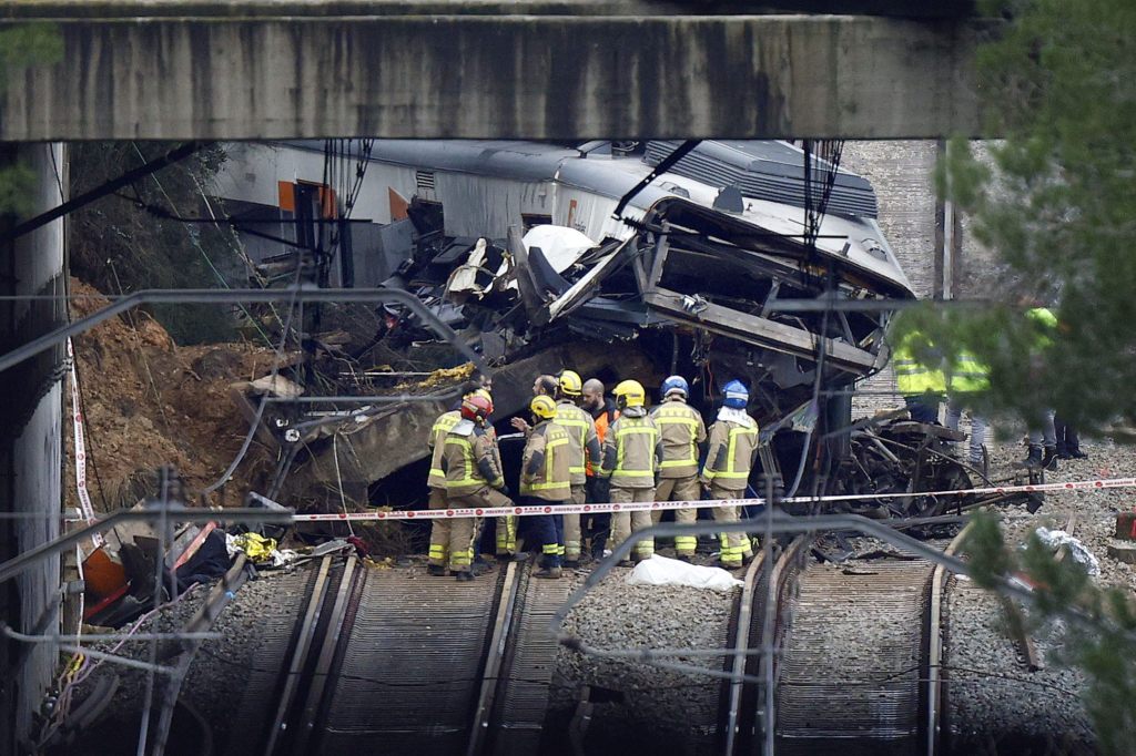 In Spanien stürzt eine Stützmauer auf einen Nahverkehrszug