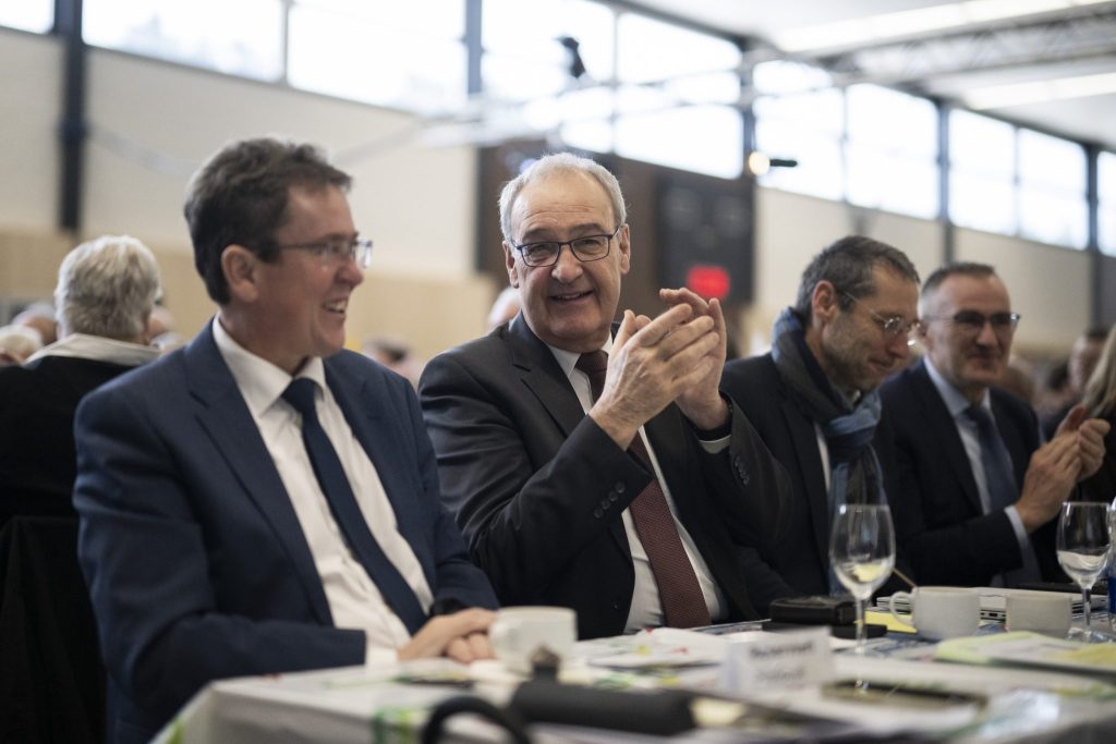 SVP Schweiz will Handys an Schulen verbieten