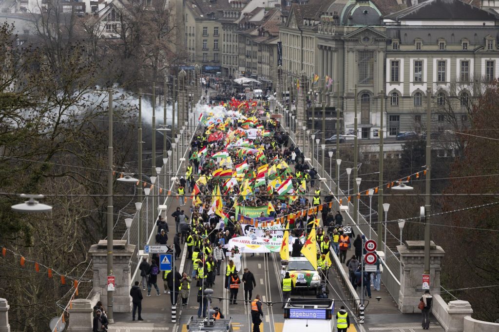 In Bern gehen Tausende für Kurden in Syrien auf die Strasse
