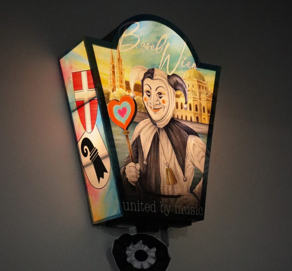 Mit JJ-Laterne und Fasnachtsmärschen: Basel übergibt den ESC an Wien