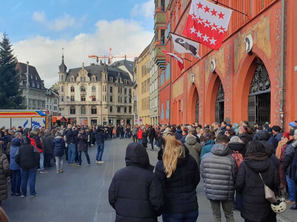 Hunderte gedenken in Basel der Opfer von Crans-Montana