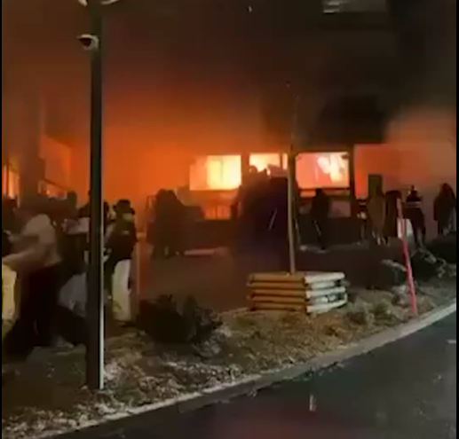 Explosion in einer Bar fordert Dutzende Todesopfer und 100 Verletzte