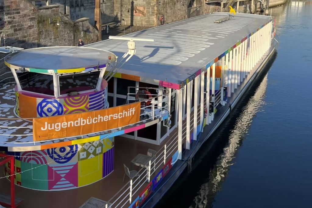 Schiff voller Lesestoff für Kinder und Jugendliche legt an