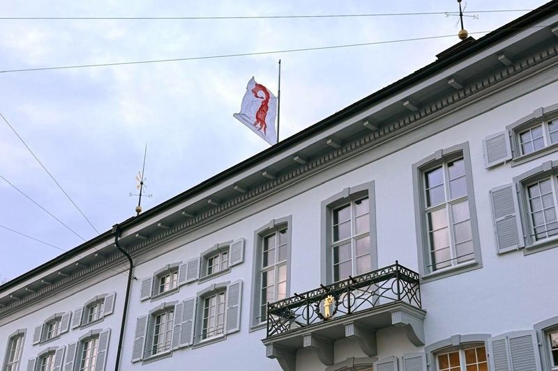 Kantonsfahne in Liestal weht auf Halbmast