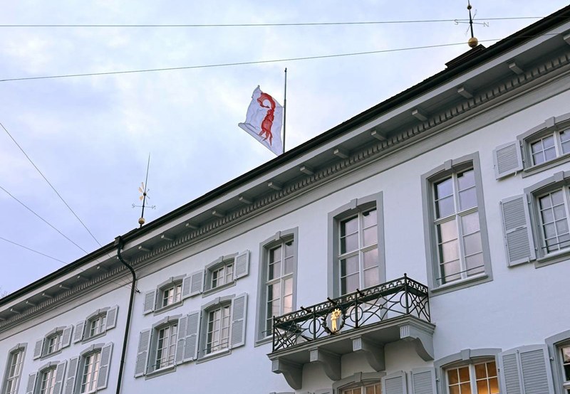 Kantonsfahne in Liestal weht auf Halbmast